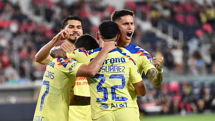 Jugadores del América celebran un gol.