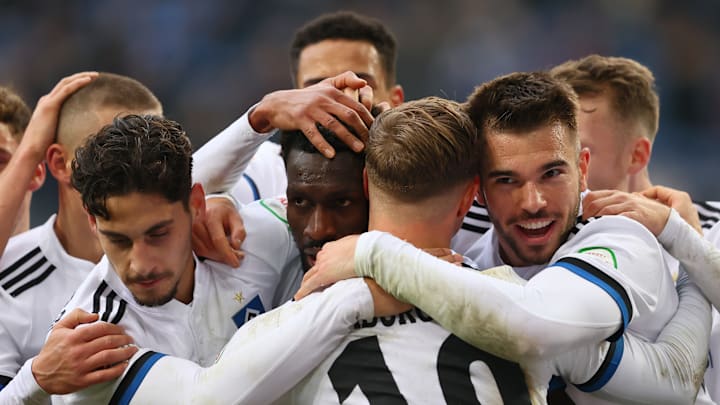 Hier bejubeln die Rothosen Jattas Tor zum 2:0