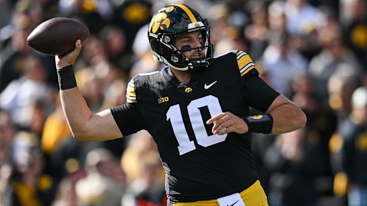 Iowa Hawkeyes quarterback Deacon Hill (10)