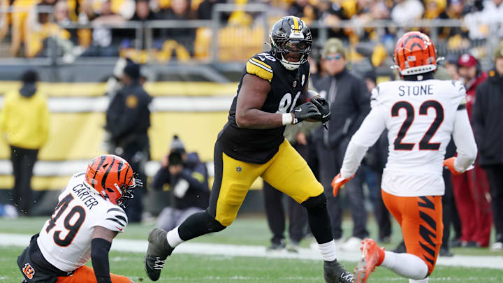 Nov 16, 2025; Pittsburgh, Pennsylvania, USA; Pittsburgh Steelers tight end Darnell Washington (80) runs with the ball against Cincinnati Bengals linebacker Barrett Carter (49) during the first half at Acrisure Stadium. Mandatory Credit: Charles LeClaire-Imagn Images