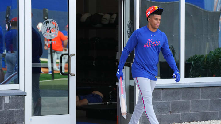 Soto walks to practice on the first day of Mets spring training.