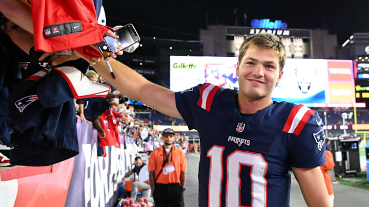 Aug 8, 2025; Foxborough, Massachusetts, USA; New England Patriots quarterback Drake Maye (10) signs autographs after a game against the Washington Commanders during the second half at Gillette Stadium. Mandatory Credit: Brian Fluharty-Imagn Images Aug 8, 2025; Foxborough, Massachusetts, USA; New England Patriots quarterback Drake Maye (10) signs autographs after a game against the Washington Commanders during the second half at Gillette Stadium. Mandatory Credit: Brian Fluharty-Imagn Images