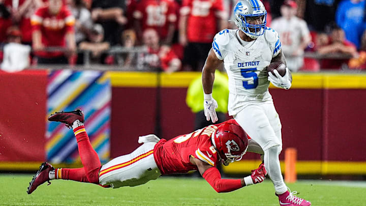 Detroit Lions running back David Montgomery (5) runs against Kansas City Chiefs safety Bryan Cook (6) during the second half at Arrowhead Stadium in Kansas City, Missouri on Sunday, Oct. 12, 2025.