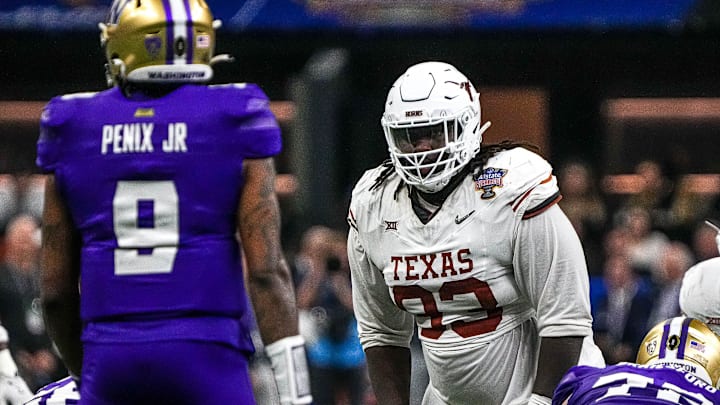 Texas Longhorns defensive lineman T'Vondre Sweat (93) watches Washington quarterback Michael Penix Texas Longhorns defensive lineman T'Vondre Sweat (93) watches Washington quarterback Michael Penix