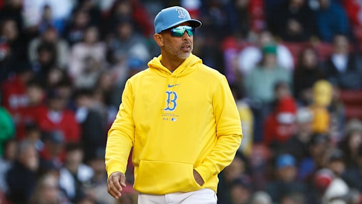 Alex Cora apunta a salir de los Medias Rojas en 2025 