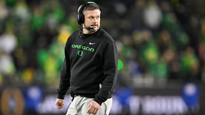 Oregon Ducks head coach Dan Lanning