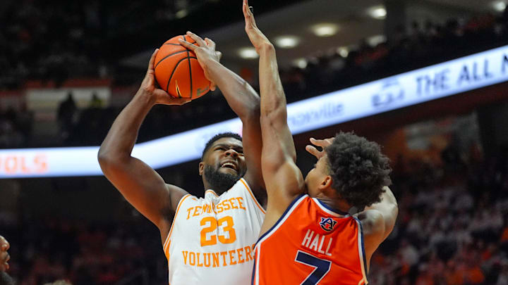 Auburn forward Keyshawn Hall (7) blocks the basket from Tennessee forward Jaylen Carey (23) during a NCAA basketball game between the Tennessee Volunteers and Auburn Tigers at Thompson-Boling Arena at Food City Center in Knoxville, Tenn., on Jan. 31, 2026. Auburn forward Keyshawn Hall (7) blocks the basket from Tennessee forward Jaylen Carey (23) during a NCAA basketball game between the Tennessee Volunteers and Auburn Tigers at Thompson-Boling Arena at Food City Center in Knoxville, Tenn., on Jan. 31, 2026.