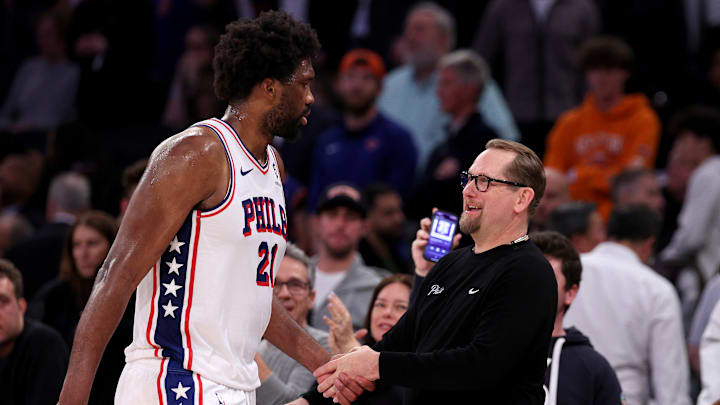Joel Embiid y el entrenador Nick Nurse, cuyas declaraciones fueron puestas en duda por la NBA 