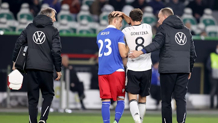 Leon Goretzka musste nach einem Horror-Tritt behandelt werden Leon Goretzka musste nach einem Horror-Tritt behandelt werden