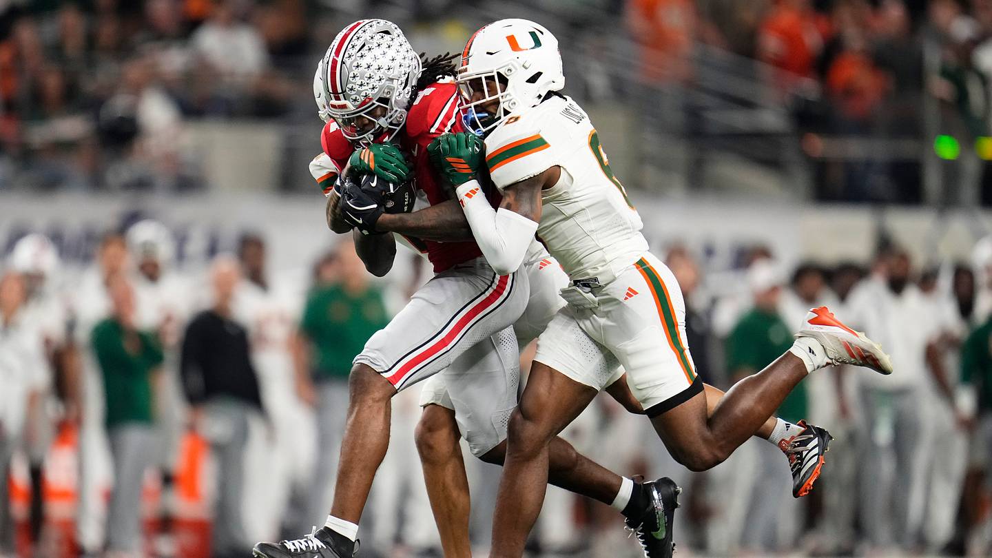 Difesa dei Miami Hurricanes in azione durante l'allenamento, con Malachi Toney in campo