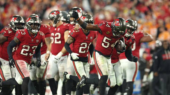 Tampa Bay Buccaneers linebacker Lavonte David (54) recovers a fumble by the Carolina Panthers Tampa Bay Buccaneers linebacker Lavonte David (54) recovers a fumble by the Carolina Panthers