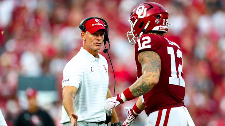 Oklahoma coach Brent Venables and tight end Jaren Kanak.