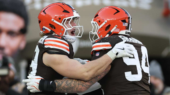 Cleveland Browns linebacker Carson Schwesinger with defensive tackle Mason Graham