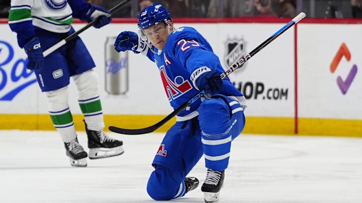 Colorado Avalanche center Nathan MacKinnon (29) 