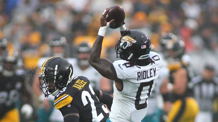 Jacksonville Jaguars Calvin Ridley (0) hauls in a pass over the head of Pittsburgh Steelers Damontae
