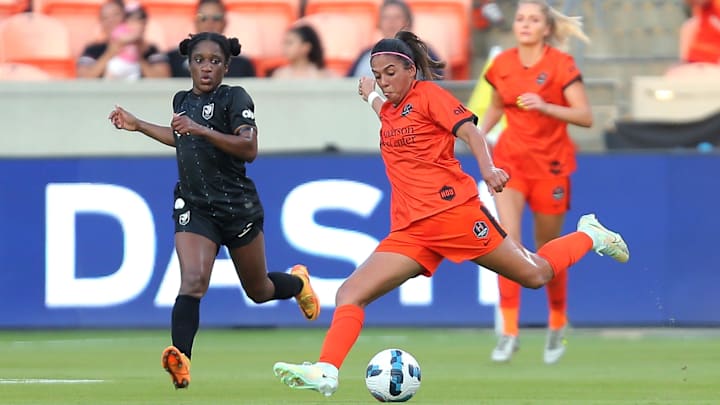 Sep 11, 2022; Houston, Texas, USA; Houston Dash forward Maria Sanchez (7) takes a shot with Angel