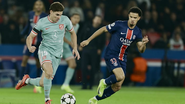 Julian Alvarez im Zweikampf mit Warren Zaïre-Emery