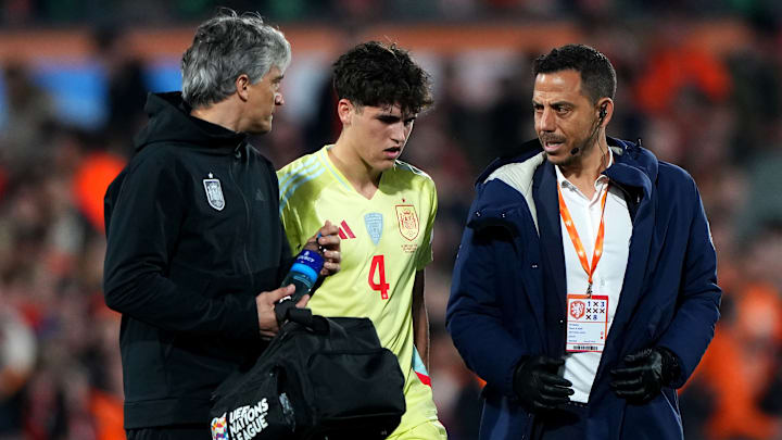 Pau Cubarsí abandonando el partido de España contra Países Bajos, visiblemente dolorido