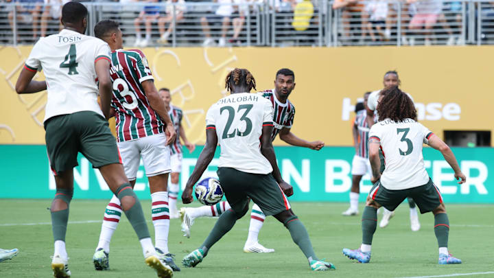 Chalobah encostou a mão na bola em lance polêmico no jogo do Fluminense