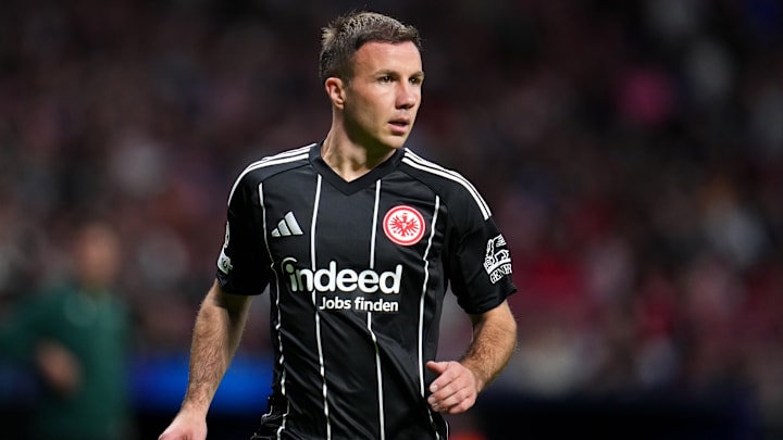 Mario Götze nimmt neben dem Platz eine wichtige Rolle ein