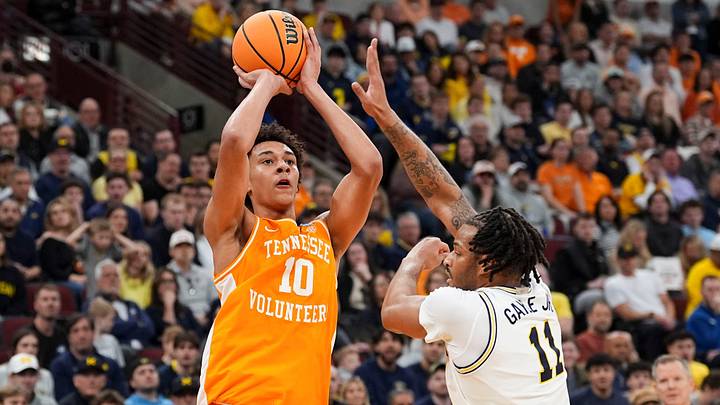 Tennessee forward Nate Ament (10) attempts to score while guarded by Michigan guard Roddy Gayle Jr. (11) during an NCAA Tournament Elite 8 game at the United Center in Chicago on March 29, 2026.