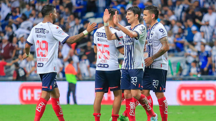 Jugadores de Rayados de Monterrey celebran su pase a las semifinales del Apertura.