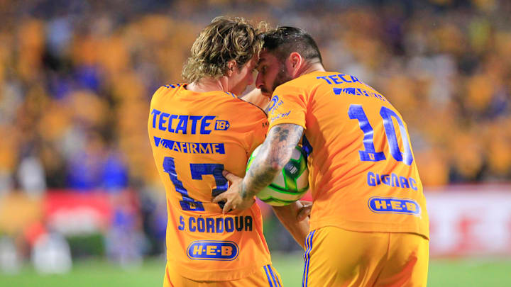 Jugadores de Tigres celebran un gol.