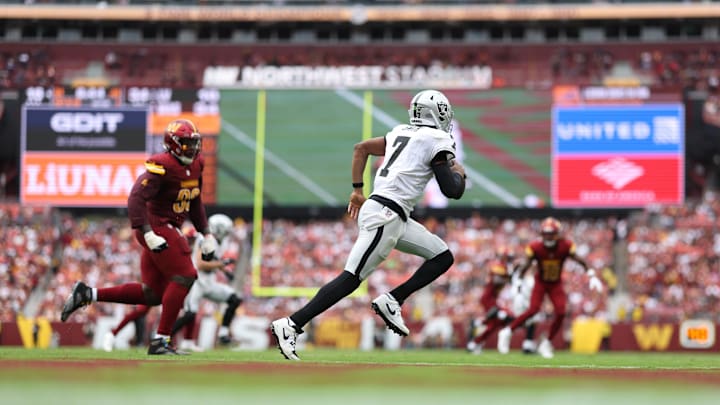 Sep 21, 2025; Landover, Maryland, USA; Las Vegas Raiders quarterback Geno Smith (7) scrambles from Washington Commanders defensive end Javontae Jean-Baptiste (90) during the fourth quarter at Northwest Stadium. Mandatory Credit: Geoff Burke-Imagn Images Sep 21, 2025; Landover, Maryland, USA; Las Vegas Raiders quarterback Geno Smith (7) scrambles from Washington Commanders defensive end Javontae Jean-Baptiste (90) during the fourth quarter at Northwest Stadium. Mandatory Credit: Geoff Burke-Imagn Images