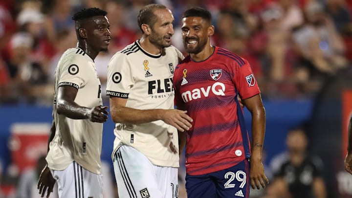 El italiano Giorgio Chiellini de LAFC y el argentino Franco Jara del FC Dallas durante la temporada 2022.