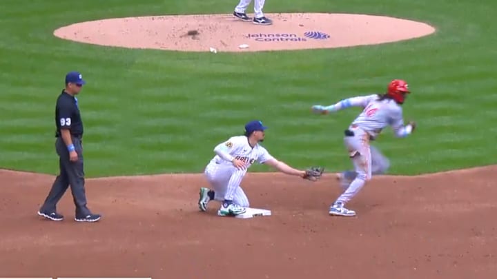 Reds star Elly De La Cruz scored from second after a bad pickoff attempt by the Brewers. 