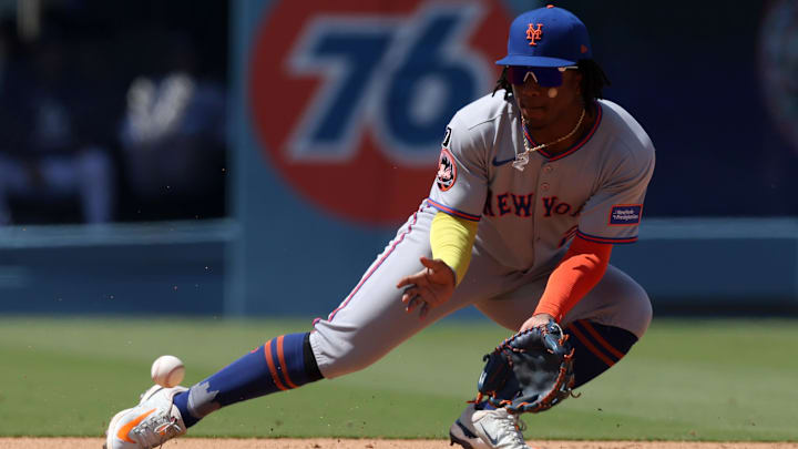 Jun 5, 2025; Los Angeles, California, USA; New York Mets second baseman Luisangel Acuna (2) fields a ground ball during the sixth inning against the Los Angeles Dodgers at Dodger Stadium. Mandatory Credit: Jason Parkhurst-Imagn Images