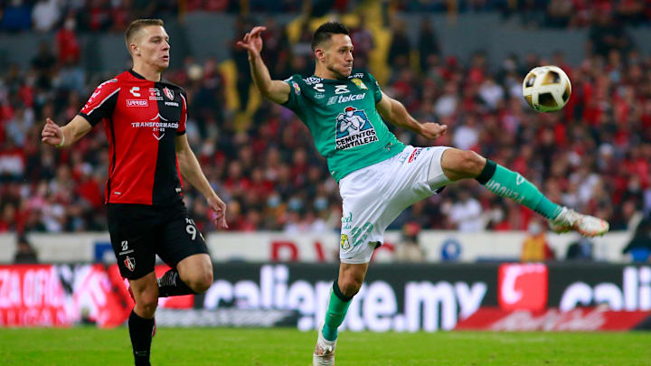 Ramiro González controla un balón ante la marca de Julio Furch.
