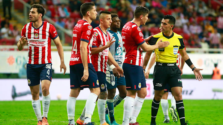 Chivas consiguió un penal que no pudo convertir Alexis Vega.