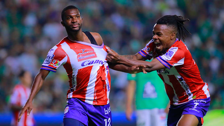 Vitor Ferreira y Jhon Murillo celebran un gol ante León.