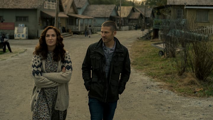 MIDNIGHT MASS (L to R) KATE SIEGEL as ERIN GREENE and ZACH GILFORD as RILEY FLYNN in episode 101 of MIDNIGHT MASS Cr. EIKE SCHROTER/NETFLIX © 2021 MIDNIGHT MASS (L to R) KATE SIEGEL as ERIN GREENE and ZACH GILFORD as RILEY FLYNN in episode 101 of MIDNIGHT MASS Cr. EIKE SCHROTER/NETFLIX © 2021