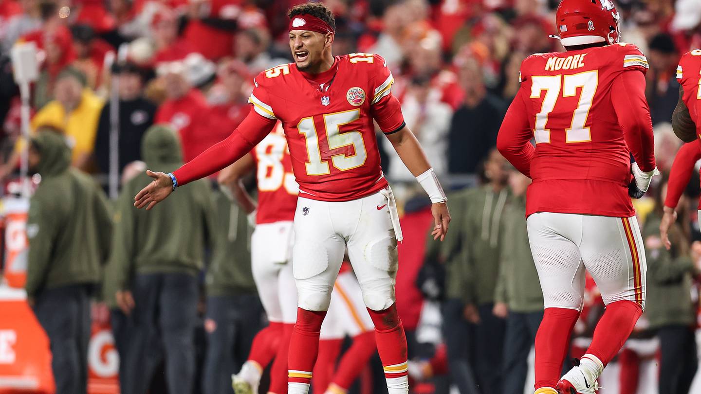 Chiefs Dominate Commanders: Mahomes Shines with 3 TDs