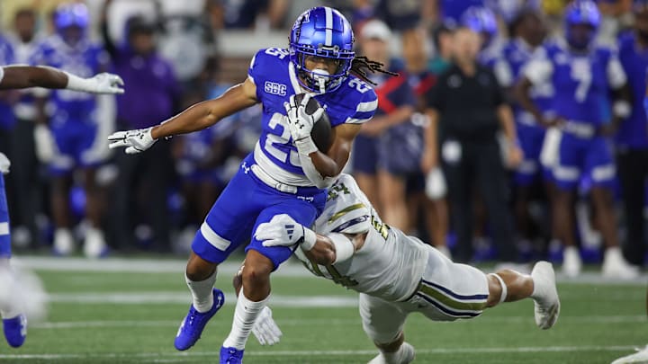 Aug 31, 2024; Atlanta, Georgia, USA; Georgia State Panthers running back Freddie Brock (25) runs past Georgia Tech Yellow Jackets linebacker Kyle Efford (44) in the first quarter at Bobby Dodd Stadium at Hyundai Field. Mandatory Credit: Brett Davis-Imagn Images Aug 31, 2024; Atlanta, Georgia, USA; Georgia State Panthers running back Freddie Brock (25) runs past Georgia Tech Yellow Jackets linebacker Kyle Efford (44) in the first quarter at Bobby Dodd Stadium at Hyundai Field. Mandatory Credit: Brett Davis-Imagn Images