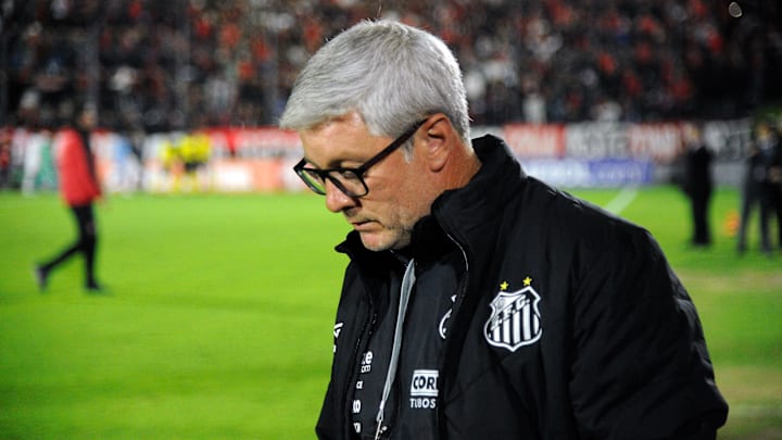 Odair Hellmann recebeu críticas da torcida nas redes sociais