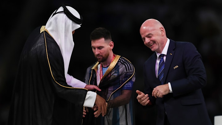 Messi a été invité à porter une tenue traditionnelle Messi a été invité à porter une tenue traditionnelle