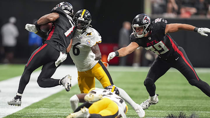 Sep 8, 2024; Atlanta, Georgia, USA; Pittsburgh Steelers linebacker Patrick Queen (6) tackles Atlanta Falcons running back Bijan Robinson (7) at Mercedes-Benz Stadium. Mandatory Credit: Dale Zanine-Imagn Images