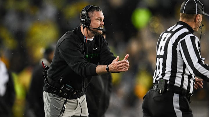 Nov 8, 2025; Iowa City, Iowa, USA; Oregon Ducks head coach Dan Lanning calls a timeout during the third quarter against the Iowa Hawkeyes at Kinnick Stadium. Mandatory Credit: Jeffrey Becker-Imagn Images Nov 8, 2025; Iowa City, Iowa, USA; Oregon Ducks head coach Dan Lanning calls a timeout during the third quarter against the Iowa Hawkeyes at Kinnick Stadium. Mandatory Credit: Jeffrey Becker-Imagn Images