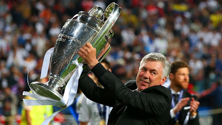 Carlo Ancelotti luciendo la copa de la Champions League, que consiguió el Real Madrid