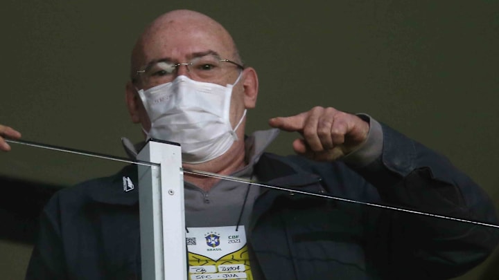 Ex-São Paulo, Petros recusou oferta do Santos. Volante quer continuar no Mundo Árabe. 