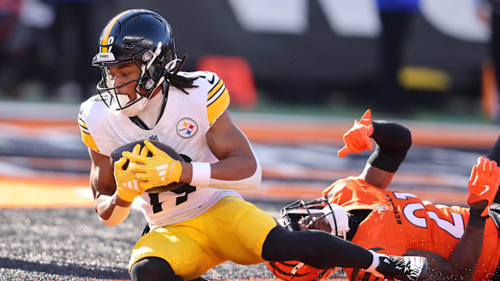 Dec 1, 2024; Cincinnati, Ohio, USA;  Pittsburgh Steelers wide receiver Calvin Austin III (19) catches the touchdown  pass as Cincinnati Bengals cornerback Mike Hilton (21) defends during the first quarter at Paycor Stadium. Mandatory Credit: Joseph Maiorana-Imagn Images