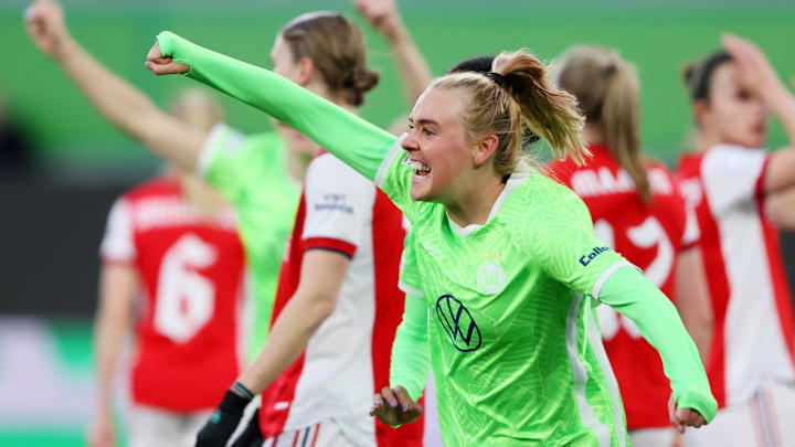 Jill Roord feiert den Halbfinal-Einzug mit den Wölfinnen