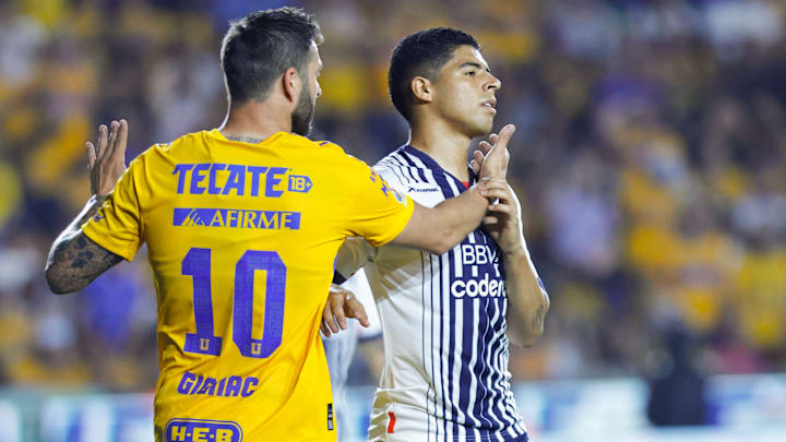 El francés André-Pierre Gignac de Tigres y Víctor Guzmán de Rayados durante las semifinales del Clausura 2023 de la Liga MX.