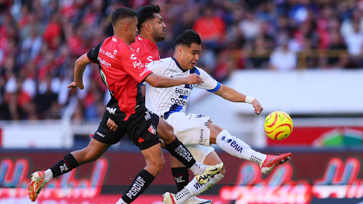 El argentino Mateo García y Eduardo Aguirre del Atlas marcan a Edson Gutiérrez de Rayados en el Clausura 2024