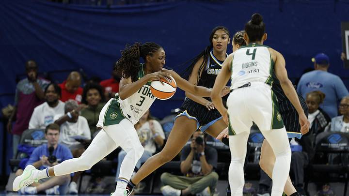Aug 19, 2025; Chicago, Illinois, USA; Seattle Storm forward Nneka Ogwumike (3) drives to the basket against teh Chicago Sky during the first half at Wintrust Arena. Mandatory Credit: Kamil Krzaczynski-Imagn Images Aug 19, 2025; Chicago, Illinois, USA; Seattle Storm forward Nneka Ogwumike (3) drives to the basket against teh Chicago Sky during the first half at Wintrust Arena. Mandatory Credit: Kamil Krzaczynski-Imagn Images