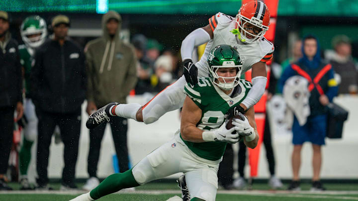 New York Jets tight end Mason Taylor (85) catches a pass being being tackled by Cleveland Browns cornerback Tyson Campbell (7) during an NFL Week 10 game between the New York Jets and the Cleveland Browns at MetLife Stadium on Sunday, Nov. 9, 2025.