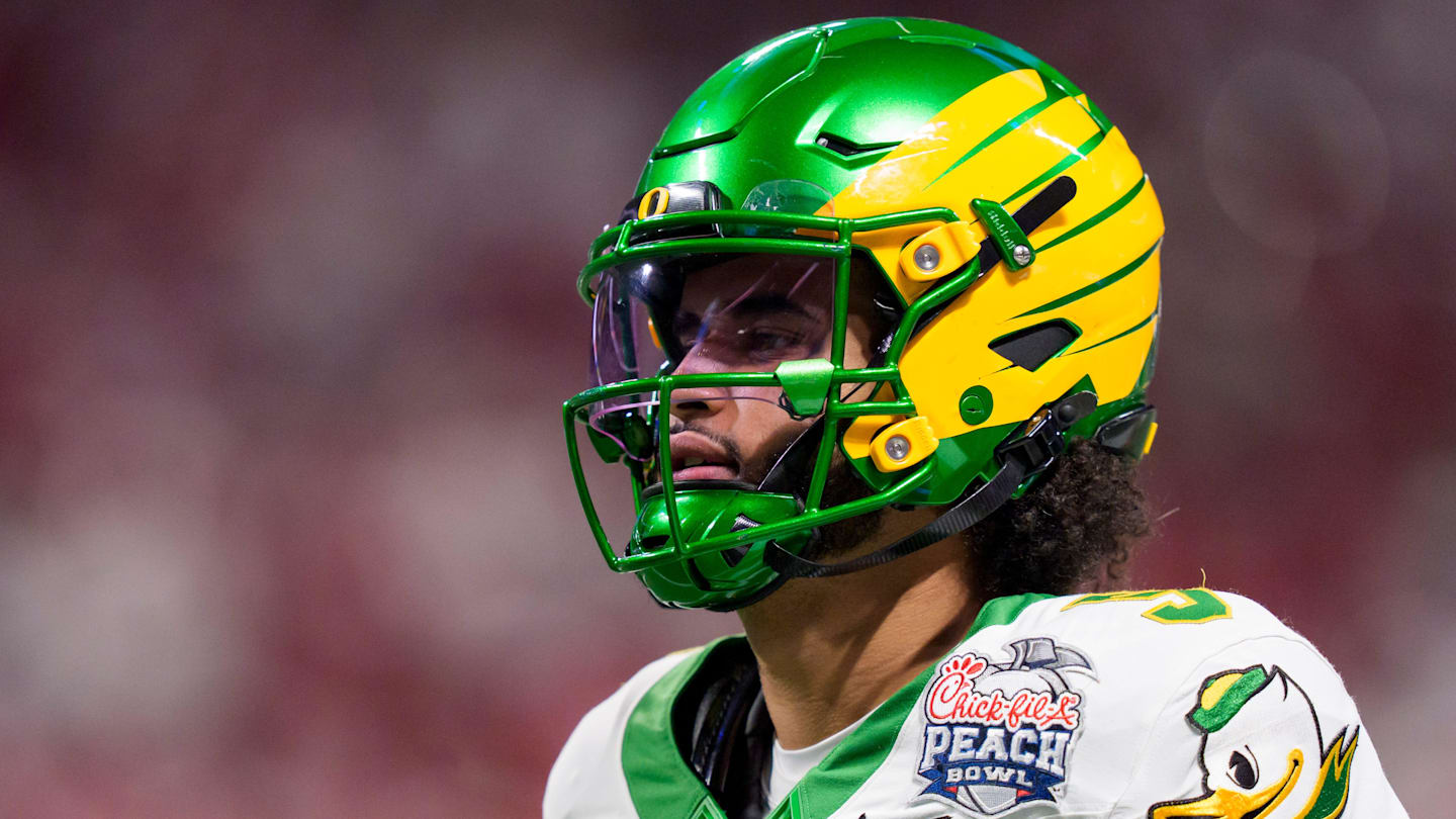 Oregon QB Enters Transfer Portal After Dante Moore Announces He Will Return to Ducks